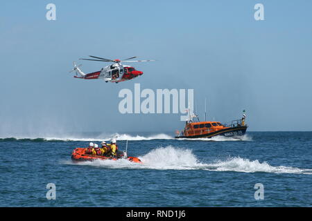 La scialuppa di salvataggio Selsey, gommoni di salvataggio e la Guardia Costiera raffigurato in elicottero a Selsey scialuppa di salvataggio giorno nel mese di agosto 2018 Foto Stock