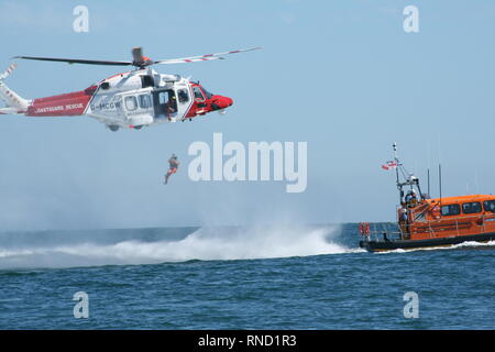 HM elicottero Guardia Costiera e la scialuppa di salvataggio Selsey raffigurato all'Selsey scialuppa di salvataggio giorno nel mese di agosto 2018 Foto Stock