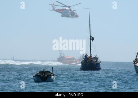 HM elicottero Guardia Costiera e la scialuppa di salvataggio Selsey raffigurato all'Selsey scialuppa di salvataggio giorno nel mese di agosto 2018 Foto Stock