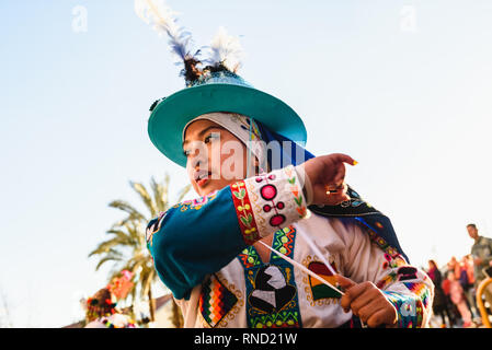 Valencia, Spagna - 16 Febbraio 2019: Donna eseguendo il boliviano folk dance il Tinku vestito in folcloristiche e coloratissimi costumi tradizionali durante il Foto Stock