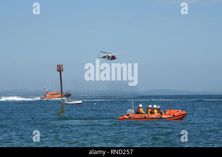 Il Selsey scialuppa di salvataggio e soccorso dinghy raffigurata con HM elicottero Guardia costiera a Selsey scialuppa di salvataggio giorno nel mese di agosto 2018 Foto Stock