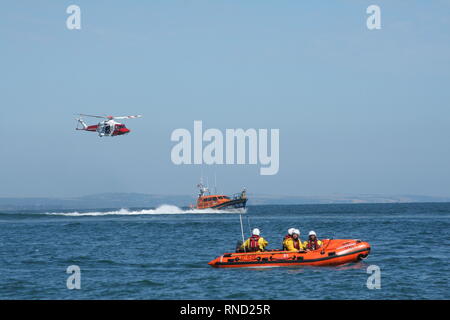 Il Selsey scialuppa di salvataggio e soccorso dinghy raffigurata con HM elicottero Guardia costiera a Selsey scialuppa di salvataggio giorno nel mese di agosto 2018 Foto Stock