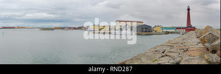 Editoriale: ANDENES, VESTERALEN, Nordland, NORVEGIA, Giugno 24, 2018 - Panorama dell'entrata del porto di Andenes, in corrispondenza della punta settentrionale di Andoya Foto Stock