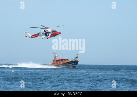 HM elicottero Guardia Costiera e Selsey scialuppa di salvataggio Denise e Eric raffigurato all'Selsey scialuppa di salvataggio giorno nel mese di agosto 2018 Foto Stock