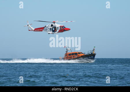 HM elicottero Guardia Costiera e Selsey scialuppa di salvataggio Denise e Eric raffigurato all'Selsey scialuppa di salvataggio giorno nel mese di agosto 2018 Foto Stock