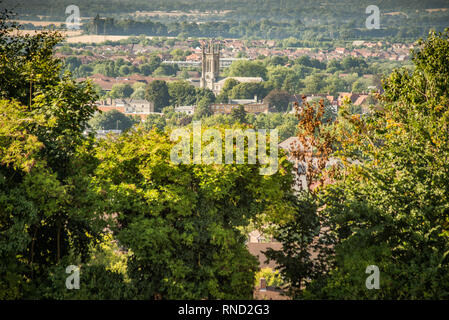 Tipico inglese estate scena di un piccolo Hampshire città mercato,presi dalle colline circostanti,sul bordo della campagna. Foto Stock