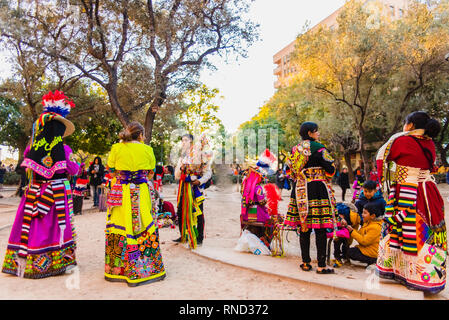 Valencia, Spagna - 16 Febbraio 2019: un gruppo di donne vestite nel tradizionale abito andina dalla Bolivia pronto a partecipare a una sfilata di carnevale thr Foto Stock