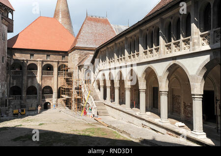 Gotico-rinascimentale Castelul Corvinilor (Corvin castello costruito nel XV secolo da Giovanni Hunyadi e ricostruita da re ungherese Matthias Corvinus e Gabrie Foto Stock