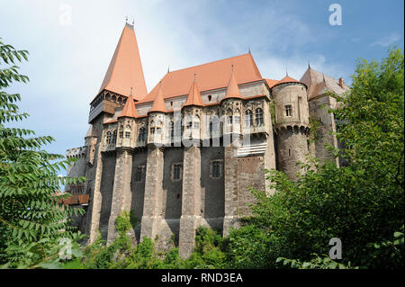 Gotico-rinascimentale Castelul Corvinilor (Corvin castello costruito nel XV secolo da Giovanni Hunyadi e ricostruita da re ungherese Matthias Corvinus e Gabrie Foto Stock