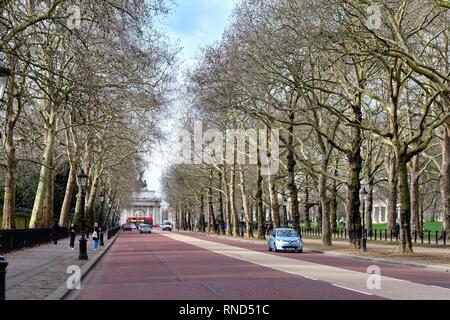 Constitution Hill guardando verso Hyde Park Corner, Londra Inghilterra REGNO UNITO Foto Stock