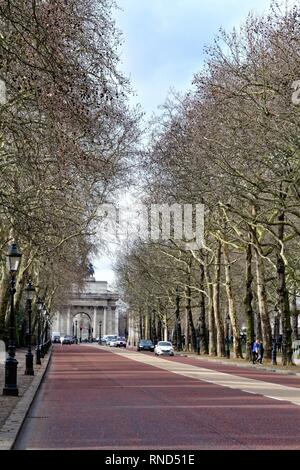 Constitution Hill guardando verso Hyde Park Corner, Londra Inghilterra REGNO UNITO Foto Stock