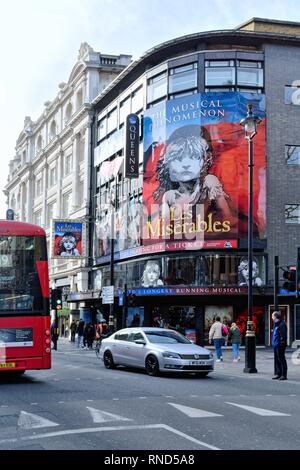 L'ingresso anteriore al Queens Theatre Shaftsbury Avenue che mostra un grande cartellone per il musical "Les Miserables', il centro di Londra Inghilterra REGNO UNITO Foto Stock