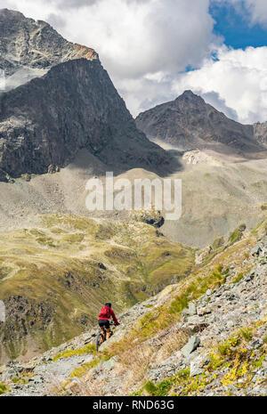 Attiva donna senior, equitazione il suo e-mountainbike sul famoso Suvretta loop trail, alta sopra Saint Moritz Engadin, Svizzera Foto Stock