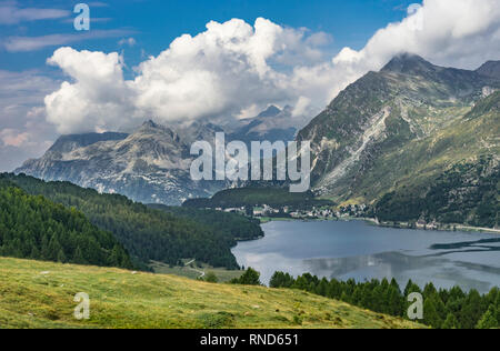 Senior donna, correre qui e-mountain bike sui famosi sentieri intorno ai laghi in alta Engadina, tra Saint Moritz e Maloja, Svizzera Foto Stock