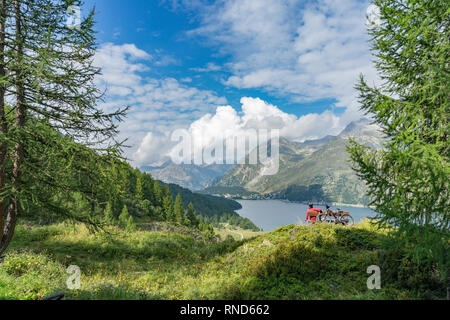 Senior donna, correre qui e-mountain bike sui famosi sentieri intorno ai laghi in alta Engadina, tra Saint Moritz e Maloja, Svizzera Foto Stock