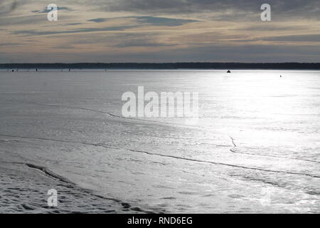 Bel tramonto sul mare ghiacciato in inverno vacanze sul mare Villiya, Bielorussia, Minskay oblaste, 2019 Foto Stock