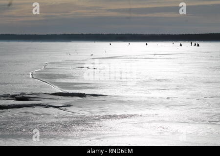 Bel tramonto sul mare ghiacciato in inverno vacanze sul mare Villiya, Bielorussia, Minskay oblaste, 2019 Foto Stock