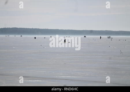 Bel tramonto sul mare ghiacciato in inverno vacanze sul mare Villiya, Bielorussia, Minskay oblaste, 2019 Foto Stock