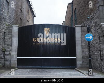 St James Gate, ingresso della fabbrica della Guinness a Dublino - Irlanda Foto Stock