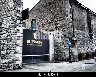 St James Gate, ingresso della fabbrica della Guinness a Dublino - Irlanda Foto Stock