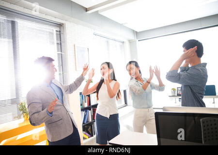 Uomini e donne in ufficio Foto Stock