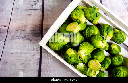 Germoglio di Bruxelles le verdure su una tavola vista superiore Foto Stock