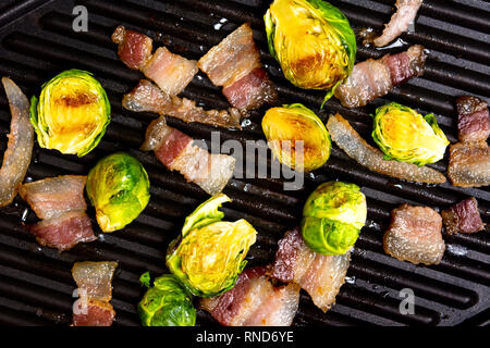 Bacon arrosto con Bruxelles germoglio vista superiore Foto Stock