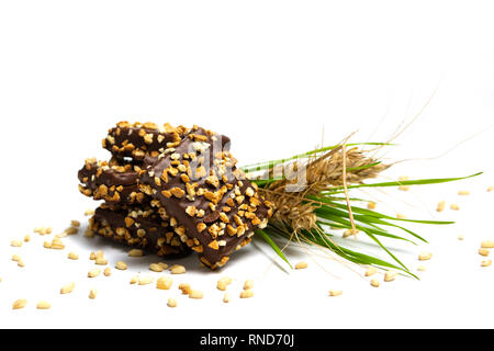 I biscotti al cioccolato con grano isolato su bianco Foto Stock