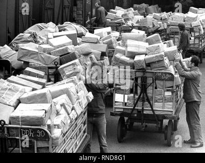 Come ogni anno il 300 dipendenti del Braunschweig post office, come qui su8 dicembre 1976, hanno molto da fare per far fronte alle inondazioni di pacchi di Natale per la RDT. | Utilizzo di tutto il mondo Foto Stock