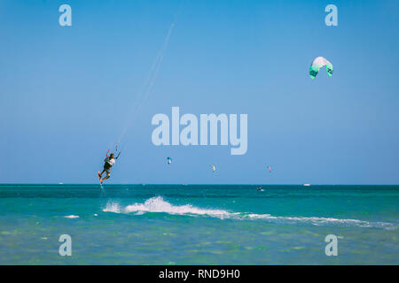 Egitto, Hurghada - 30 Novembre, 2017: La kiteboarder navigare sul Mar Rosso superficie. La potenza controllabile aquilone sopra l'acqua trasparente. Extrem Foto Stock