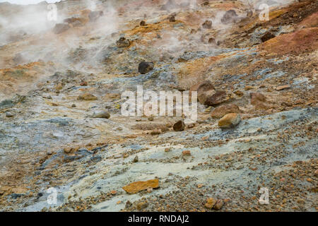 Fumante colorato paesaggio naturale, Krysuvik area geotermale Islanda Foto Stock