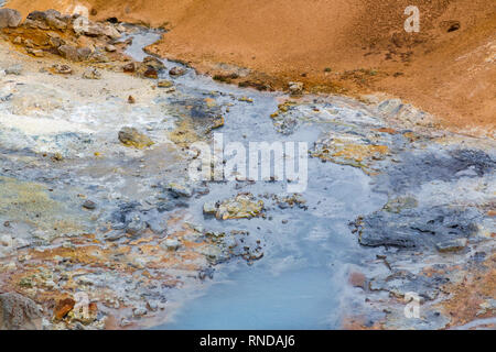 Paesaggio colorato, Krysuvik area geotermale Islanda, fango naturale pot Foto Stock