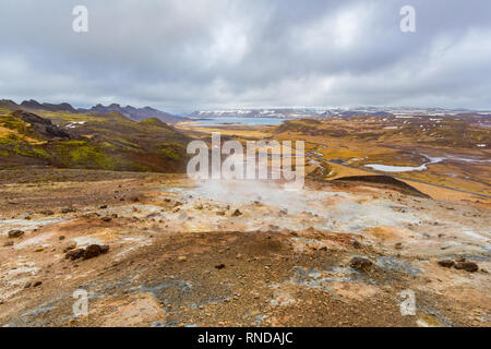 Colorato paesaggio naturale in Krysuvik area geotermale Islanda, vapore, sky Foto Stock