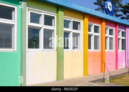 Il coreano piccola scuola edificio dipinto con colori pastello in Jeju Island Foto Stock