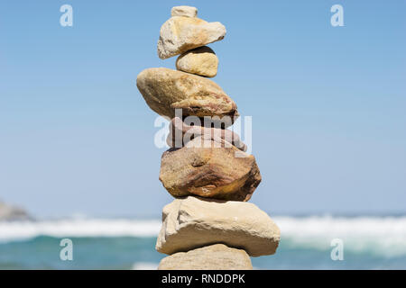 Pile di pietra sulla spiaggia Bondi in Foto Stock