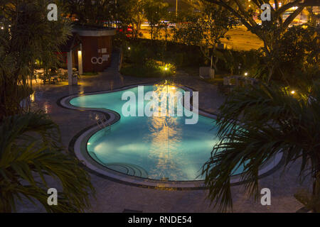 La piscina di notte piovosa Foto Stock