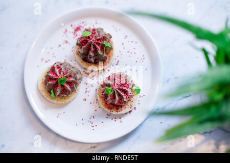 Round di fegato di pollo patè piccoli morsi sulla piastra Foto Stock