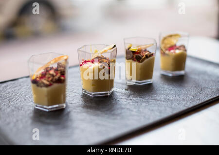 Deliziosa mousse di vaniglia dessert in coppette Foto Stock