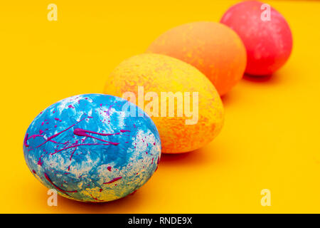 Colorata a mano le uova di pasqua. Tradizione festiva. Foto Stock