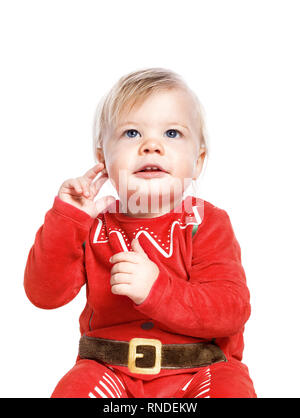 Un piccolo bambino vestiti da Babbo Natale ascoltando una canzone. La gioia e il Natale. Isolato su sfondo bianco Foto Stock