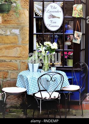 Bakewell, Derbyshire, Regno Unito. Aprile 03, 2009. I turisti possono gustare pasti su un tavolo per tre al di fuori della lavanda sale da tè a Bakewell nel Derbyshire, Regno Unito. Foto Stock