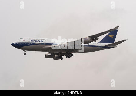 British Airways Boeing 747 jumbo getto G-BYGC in atterraggio a Heathrow in heavy rain aver volato da Dublino dove era stata dipinta in retrò colori BOAC Foto Stock