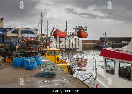 STONEHAVEN, aberdeenshire, Scozia, Regno Unito, 7 luglio 2017. Pesante, cieli grigi, artigianato dei mezzi collettivi di salvataggio Ispettorato formazione presso il porto di Stonehaven Foto Stock