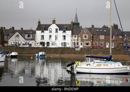 STONEHAVEN, aberdeenshire, Scozia, Regno Unito, 7 luglio 2017. Una vista a sopraggitto per la nave Inn attraverso il porto di Stonehaven. Yacht e Barche a motore Foto Stock