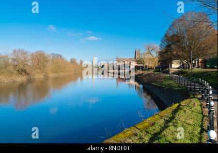 Cattedrale e la guglia di St Andrews Giardino della Rimembranza a fianco della Severn modo Worcester England Regno Unito Foto Stock