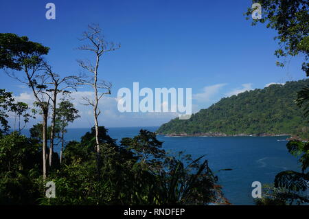 Cielo blu di Teluk Hijau beach Banyuwangi Indonesia Foto Stock