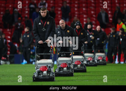 MANCHESTER, Inghilterra - 12 febbraio 2019: il personale di terra preparare il passo dopo la finale della Champions League fra Manchester United e Paris Saint-Germain a Old Trafford Stadium. Foto Stock