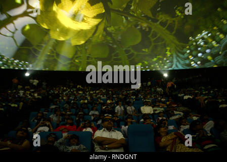 Kolkata, India. 18 Febbraio, 2019. I bambini della scuola e altri godetevi film 3D mostrano in appena inaugurato a cupola completo 3D digitale al teatro della Città della Scienza, Kolkata. Credito: Saikat Paolo/Pacific Press/Alamy Live News Foto Stock