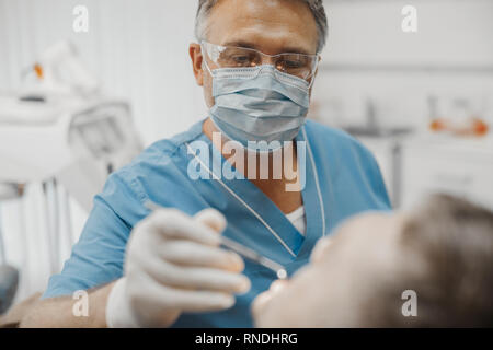 Dentista Controlla I Denti Maschili Fotografia Stock - Immagine di cliente,  medicina: 232956212