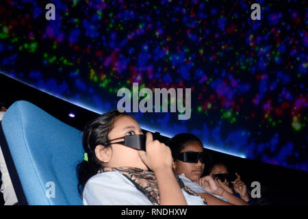 Kolkata, India. 18 Febbraio, 2019. I bambini della scuola godere di film 3D mostrano in appena inaugurato a cupola completo 3D digitale al teatro della Città della Scienza, Kolkata. Credito: Saikat Paolo/Pacific Press/Alamy Live News Foto Stock